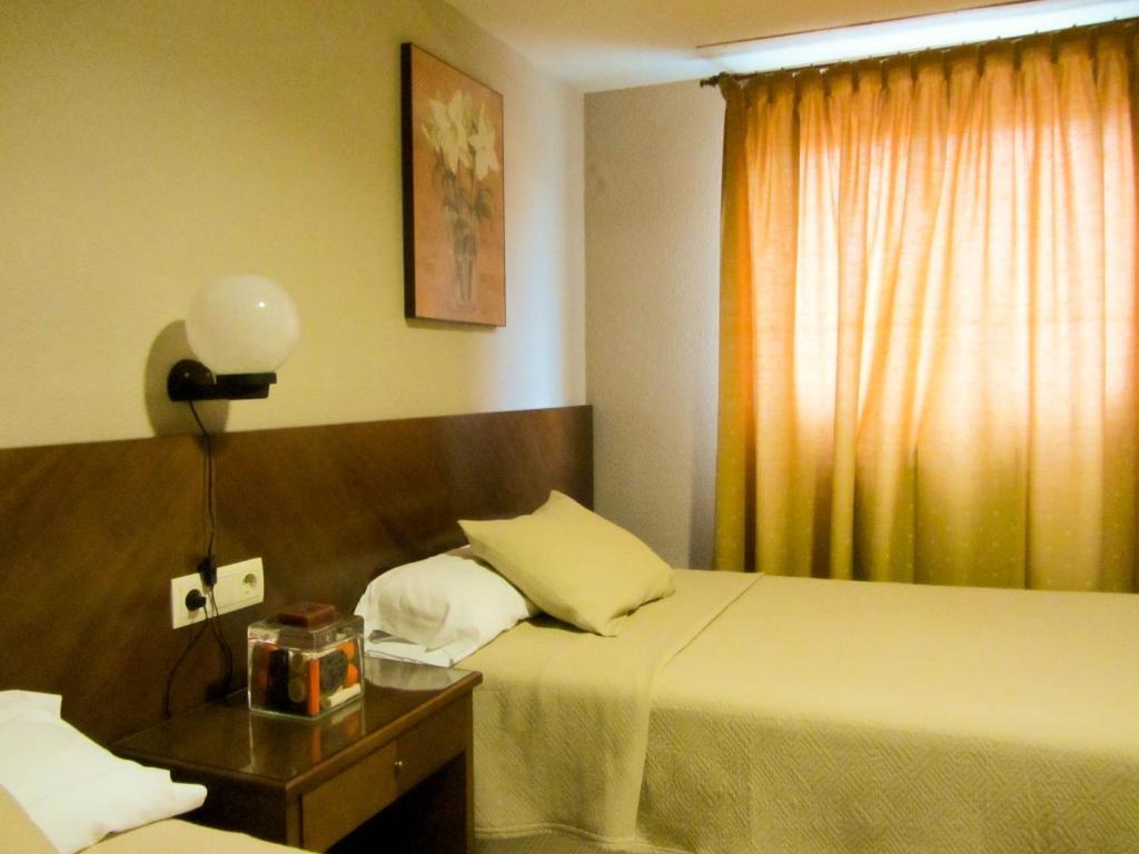 Hotel Avenida Requena Room photo